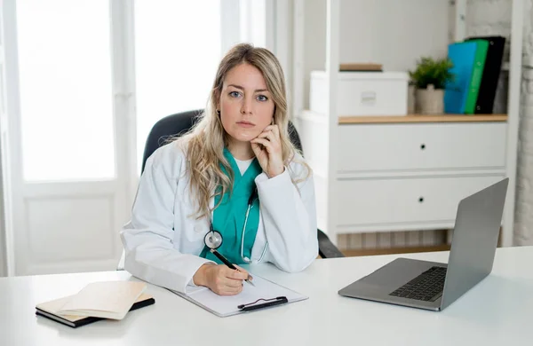 Retrato Mulher Atraente Bem Sucedida Médico Casaco Branco Trabalhando Registros — Fotografia de Stock