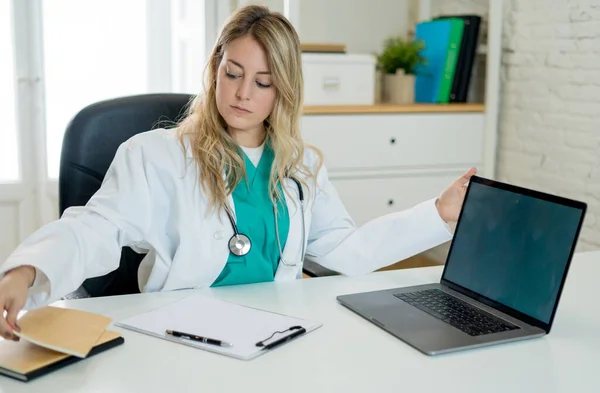 Retrato Mulher Atraente Feliz Médico Casaco Branco Trabalhando Com Computador — Fotografia de Stock