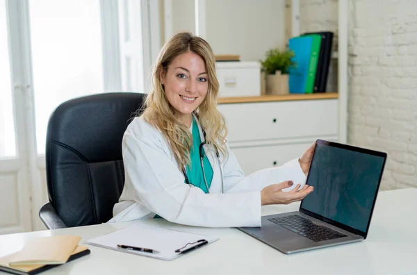 Retrato Mulher Atraente Feliz Médico Casaco Branco Trabalhando Com Computador — Fotografia de Stock