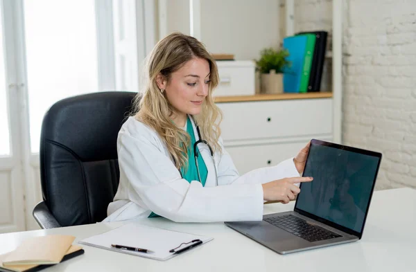 Retrato Mulher Atraente Feliz Médico Trabalhando Papelada Registros Pacientes Usando — Fotografia de Stock