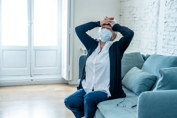 Einsame Und Traurige Seniorin Mit Gesichtsmaske Die Sich Ängstlich Hoffnungslos — Stockfoto