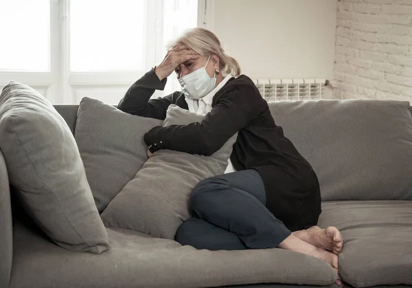 Einsame Und Traurige Seniorin Mit Gesichtsmaske Die Sich Ängstlich Hoffnungslos — Stockfoto