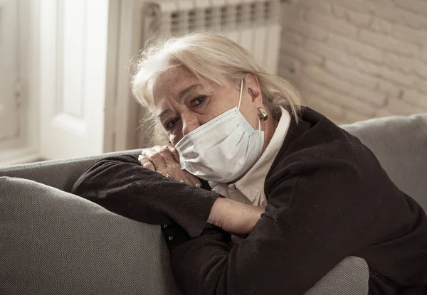 Osamělá Smutná Starší Žena Obličejovou Maskou Cítila Vyděšená Beznadějná Deprimovaná — Stock fotografie