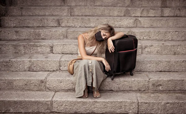 Zomer Reizen Tijdens Covid Toerisme Droevige Toeristische Vrouw Met Bagage — Stockfoto