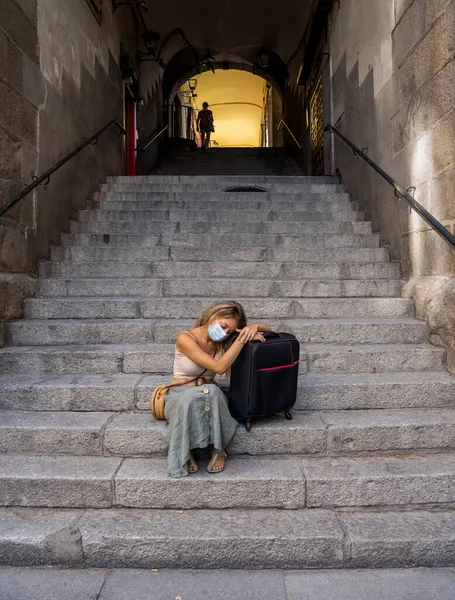 Léto Cestování Během Covid Cestovního Ruchu Smutná Turistka Zavazadly Maskou — Stock fotografie