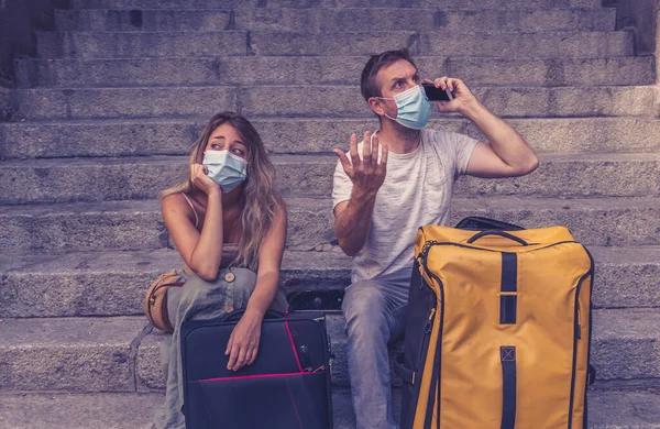 Sorgligt Turist Par Med Mask Och Bagage Redo För Sommarsemester — Stockfoto