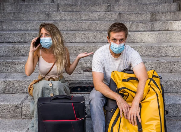 Triste Casal Turístico Com Máscara Bagagem Pronto Para Férias Verão — Fotografia de Stock