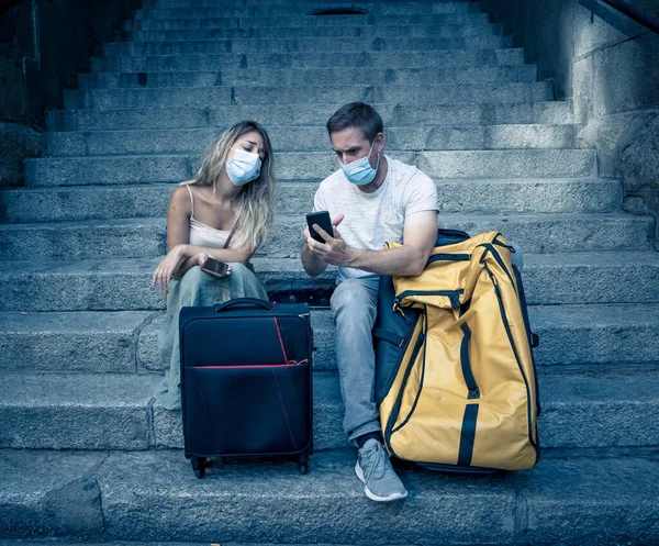 Smutný Turistický Pár Maskou Zavazadly Připraven Letní Prázdniny Výlet Strach — Stock fotografie