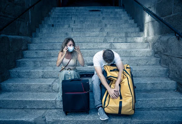 Smutný Turistický Pár Maskou Zavazadly Připraven Letní Prázdniny Výlet Strach — Stock fotografie