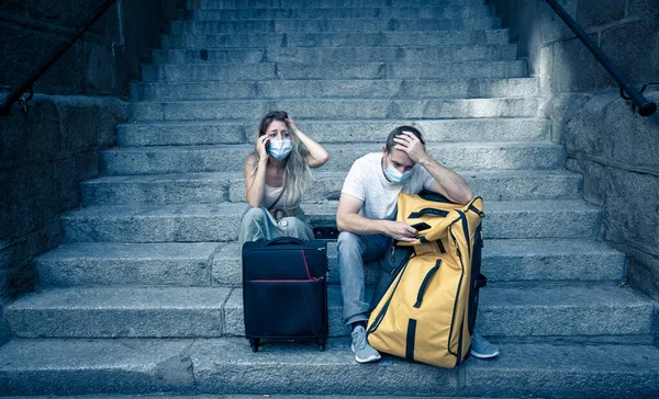 Smutný Turistický Pár Maskou Zavazadly Připraven Letní Prázdniny Výlet Strach — Stock fotografie