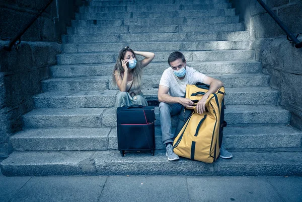 Triest Toeristisch Paar Met Masker Bagage Klaar Voor Zomervakantie Reis — Stockfoto