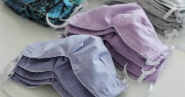 Masada pek çok parlak tıbbi maske var. Enfeksiyon.