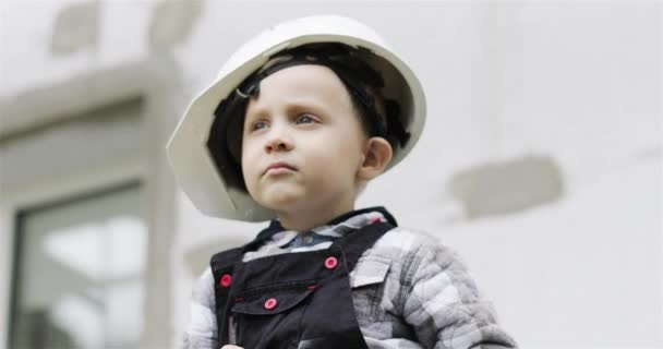 Retrato de niño lindo en una construcción. — Vídeo de stock