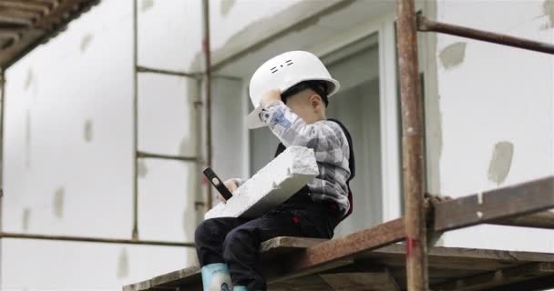 Kinderen helpen ouders. — Stockvideo