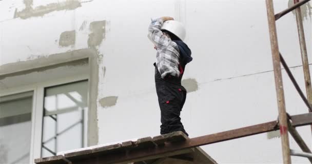 Un niño lindo en una construcción. — Vídeos de Stock