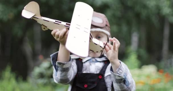 Glückliches Kind spielt mit Spielzeugflugzeug. — Stockvideo