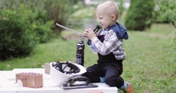 Bambino che aiuta i genitori. — Video Stock