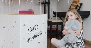 Sevimli kız bebek peluş oyuncak ayıya sarılıyor.. 