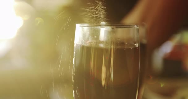 Bolle di gas in un bicchiere di champagne. — Video Stock