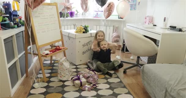 Enfants heureux agitant la main sur le fond de décor de ballons. — Video