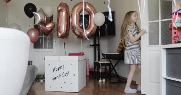 Ευτυχισμένο κοριτσάκι γιορτάζει τα γενέθλιά της στο σπίτι. — Αρχείο Βίντεο