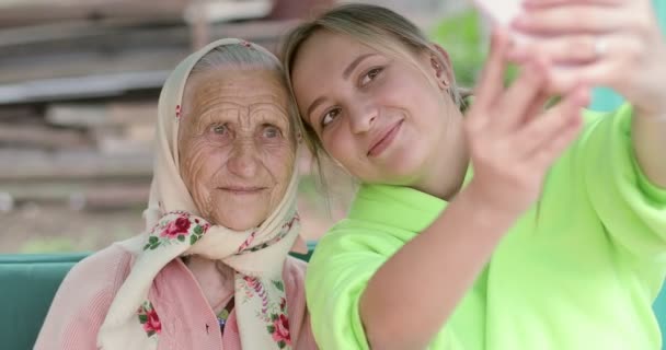 Nieta y abuela se están tomando una selfie. — Vídeos de Stock