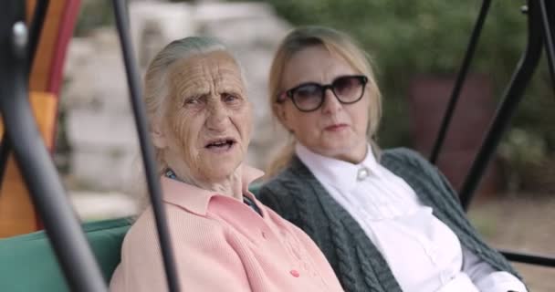 Ältere Frauen ruhen sich aus. — Stockvideo