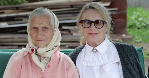 Ritratto di donne anziane con rughe profonde. — Video Stock