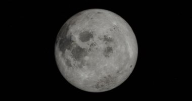 Yıldızlı karanlık gökyüzü arka planında Ay 'ın 360 derece dönüşü.