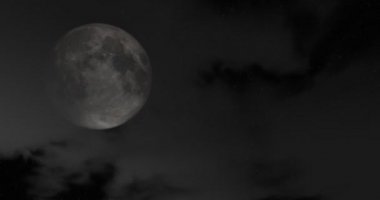 Korku filmi. Gri ay karanlık gökyüzüne karşı. 
