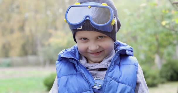 Portrait d'un petit garçon portant des lunettes de construction. — Video