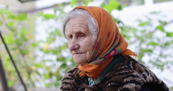 Portret starszej kobiety z głębokimi zmarszczkami. — Wideo stockowe