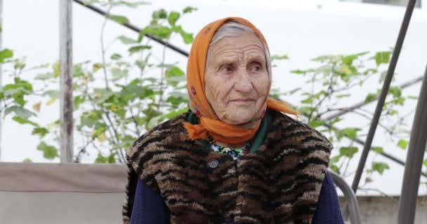 Retrato de una anciana con arrugas profundas. — Vídeo de stock