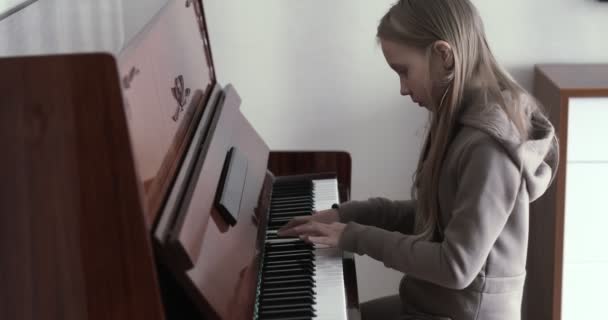 Bambina che suona il pianoforte in salotto. — Video Stock