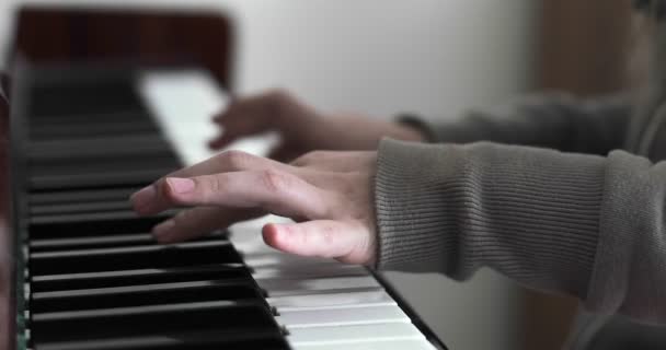Närbild av flickor händer spelar piano. — Stockvideo