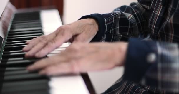 Бабуся грає на піаніно . — стокове відео