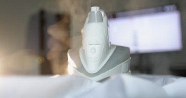 Ütü elbiselerin üzerinde ve buhar üflüyor..