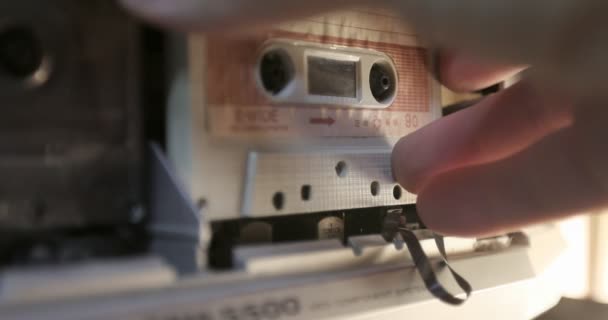 Erkek eller bir teypten eski bir kaset çalar alır.. — Stok video