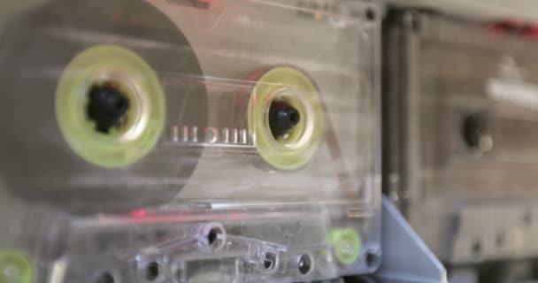 Perekam tape memainkan kaset audio transparan. — Stok Video