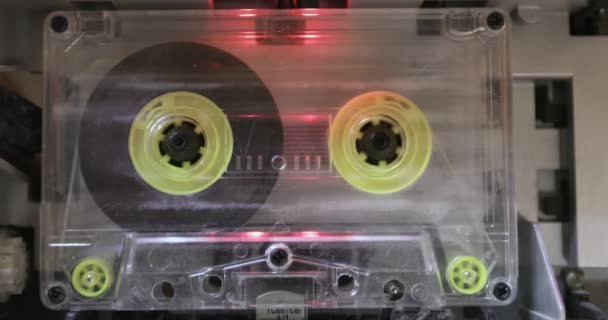 Magnetofon odtwarza przezroczyste kasety audio. — Wideo stockowe