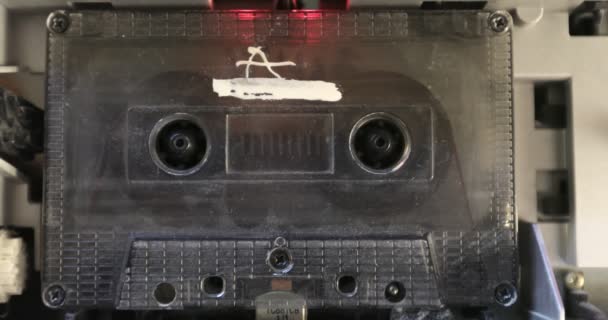 Oproep opnemen. Vintage audiocassette draait in tape. — Stockvideo