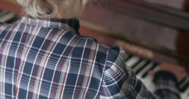 Babcia z siwymi włosami gra na pianinie. — Wideo stockowe