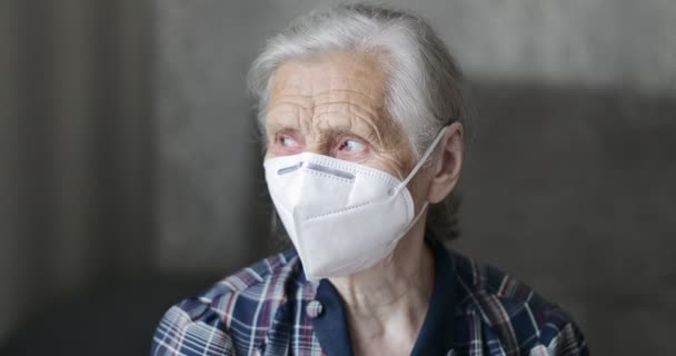 Retrato de mulher velha em máscara facial em quarentena. — Vídeo de Stock
