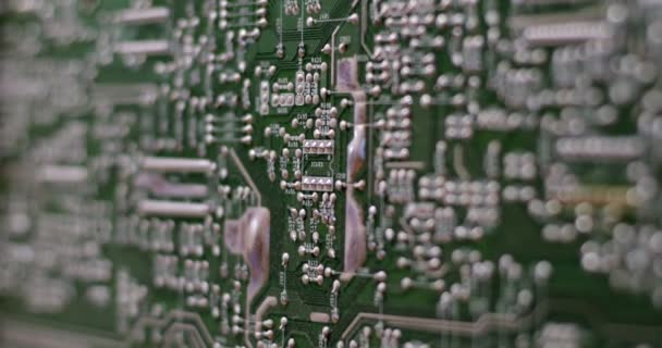 Closeup placa de circuito impresso verde. — Vídeo de Stock