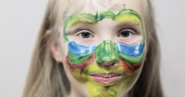 Retrato de uma estudante com pintura facial. — Vídeo de Stock