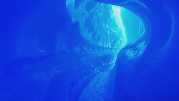 Studená modrá ledová jeskyně v Antarktidě. — Stock video