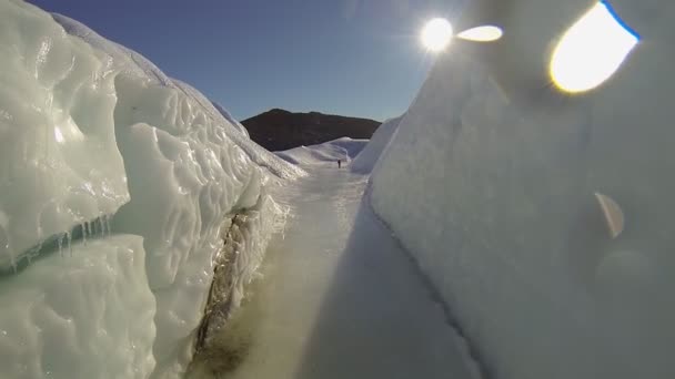 Keluar dari gua es saat matahari terbenam. — Stok Video