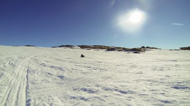 Antarctisch landschap sneeuwscooter reizen. — Stockvideo