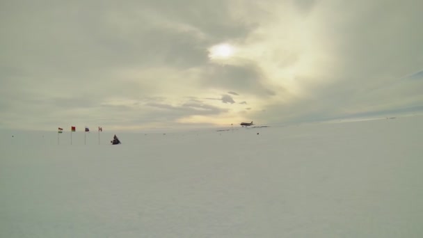 Penerbangan lokal Antarktika. Mendarat pesawat di Antartika. — Stok Video
