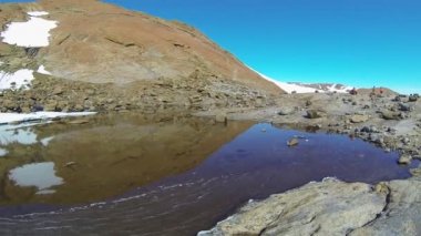 Bir grup bilim adamı yazın Antarktika 'da bir gölü keşfediyorlar.. 